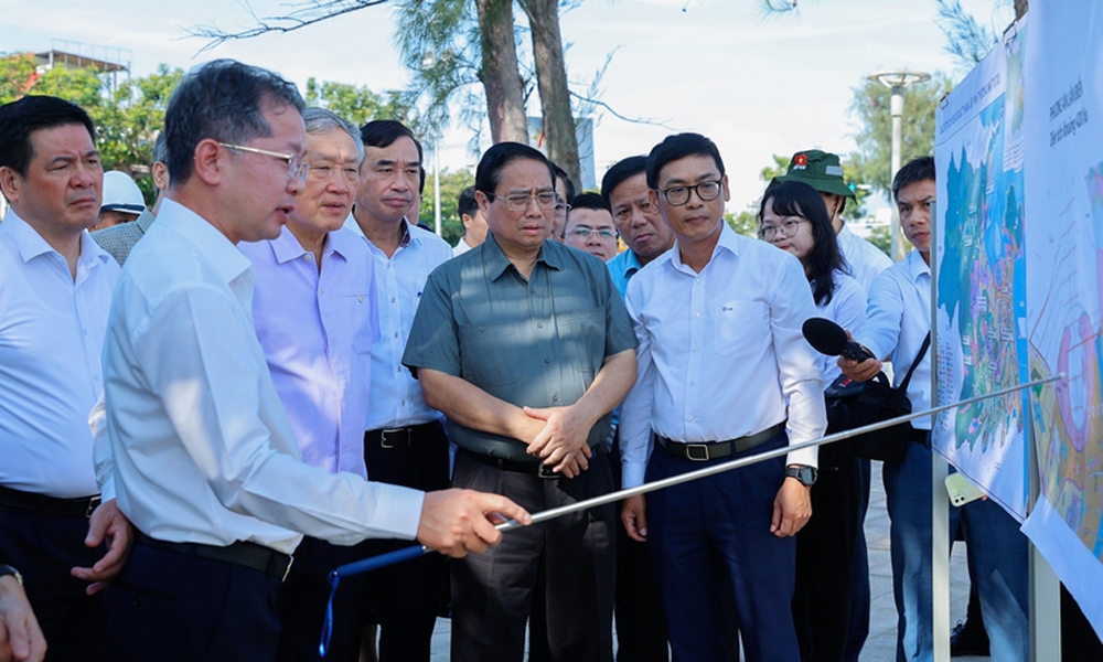 Thủ tướng khảo sát khu vực nghiên cứu lấn biển và một số dự án trọng điểm của Đà Nẵng