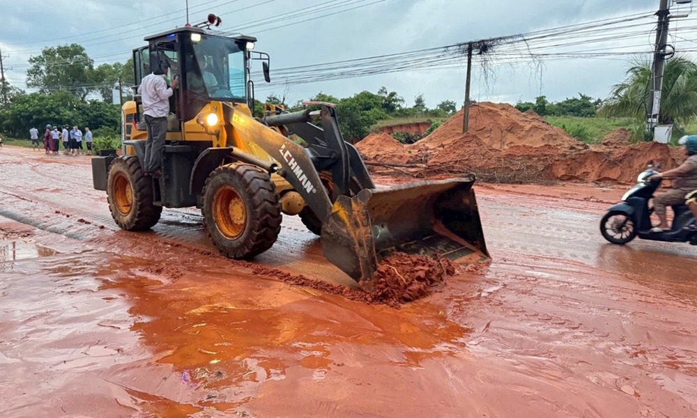 Bình Thuận: Tạm thời xây dựng rọ đá để ứng phó sự cố cát tràn xuống đường và nhà dân